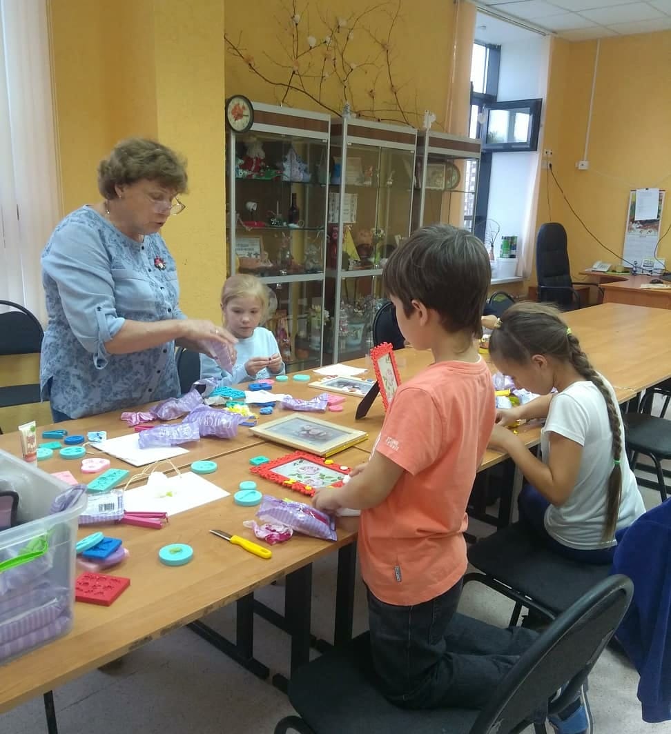 Парни и девушки с ямочками на щеках Парни и девушки с ямочками на щеках