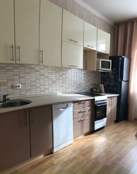 СДАМ 1КОМНАТНУЮ КВАРТИРУ. <br>Адрес: метро Свиблово (7 мин спокойным шагом), ул. Амундсена 16к2 <br>Этаж 6/9. <br>В квартире есть все необходимое для комфортного проживания, в том числе посуда и столовые приборы. Красивый вид из окна! <br>Из мебели: раздвижной диван,спальный гарнитур, стенка, шкаф журнальный столик, кухня со встроенной техникой. Керамическая плитка в ванной, на полу. До потолка. Импортная сантехника. <br>Бытовая техника: Телевизор , холодильник, плита, посудомойка, стиральная машина автомат, утюг, фен. <br>Wi-Fi и кабельное ТВ. <br>Квартирантов ищем платежеспособных, аккуратных, можно с животным. <br>В квартире очень чисто и хорошо, можно заселяться. <br>По будням показываю после 12.00, в выходные в любое время. <br>Цена - 25.000 в месяц + свет и вода по счетчикам, депозит можно отдавать в рассрочку за несколько месяцев. <br>Предварительно звоните: 8-922-757-77-89 - фото Фото: СДАМ 1КОМНАТНУЮ КВАРТИРУ. <br>Адрес: метро Свиблово (7 мин спокойным шагом), ул. Амундсена 16к2 <br>Этаж 6/9. <br>В квартире есть все необходимое для комфортного проживания, в том числе посуда и столовые приборы. Красивый вид из окна! <br>Из мебели: раздвижной диван,спальный гарнитур, стенка, шкаф журнальный столик, кухня со встроенной техникой. Керамическая плитка в ванной, на полу. До потолка. Импортная сантехника. <br>Бытовая техника: Телевизор , холодильник, плита, посудомойка, стиральная машина автомат, утюг, фен. <br>Wi-Fi и кабельное ТВ. <br>Квартирантов ищем платежеспособных, аккуратных, можно с животным. <br>В квартире очень чисто и хорошо, можно заселяться. <br>По будням показываю после 12.00, в выходные в любое время. <br>Цена - 25.000 в месяц + свет и вода по счетчикам, депозит можно отдавать в рассрочку за несколько месяцев. <br>Предварительно звоните: 8-922-757-77-89