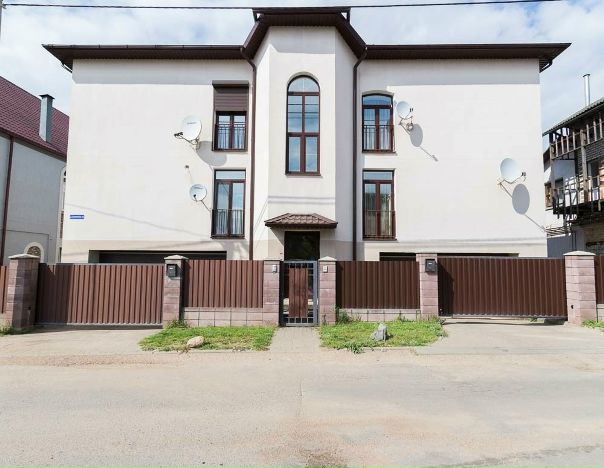 Продается видовая 4 к квартира 228 кв.м в центральном районе Минска. По Ул. Багратиона. +гараж, участок 2 сотки, котельная. В квартире 2 спальни, большая гостиная+кухня, раб.кабинет, гардеробная, 2 санузла, лоджия. Цена 12 млн.российских рублей. Квартиру можно арендовать на длительный срок на период продажи квартиры. 60 т.р.+ку <br>#продам #недвижимость_белоруссия #белоруссия <br>Подробнее информация : <br>Елена Viber +7 911 144 70 6девять - фото Фото: Продается видовая 4 к квартира 228 кв.м в центральном районе Минска. По Ул. Багратиона. +гараж, участок 2 сотки, котельная. В квартире 2 спальни, большая гостиная+кухня, раб.кабинет, гардеробная, 2 санузла, лоджия. Цена 12 млн.российских рублей. Квартиру можно арендовать на длительный срок на период продажи квартиры. 60 т.р.+ку <br>#продам #недвижимость_белоруссия #белоруссия <br>Подробнее информация : <br>Елена Viber +7 911 144 70 6девять