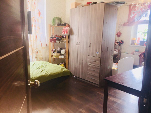 Срочно сдаётся большая просторная комната в 3-комнатной квартире, 20м с балконом (Сдам девушке или семейной паре). 10 минут пешком от метро Бибирево. Полностью укомплектована мебелью. Есть кровать, комод, три стеллажа, оставляем шкаф. Большая просторная кухня,12м. В квартире есть стиральная машина, холодильник, гладильная доска, посудомоечная машина. <br>Соседи - 2 семейные пары, спокойные, практически всегда на работе, дружелюбные, без детей и домашних животных. <br>Оплата 20т + залог 5т, без коммунальных платежей и комиссии. Писать в ЛС! - фото Фото: Срочно сдаётся большая просторная комната в 3-комнатной квартире, 20м с балконом (Сдам девушке или семейной паре). 10 минут пешком от метро Бибирево. Полностью укомплектована мебелью. Есть кровать, комод, три стеллажа, оставляем шкаф. Большая просторная кухня,12м. В квартире есть стиральная машина, холодильник, гладильная доска, посудомоечная машина. <br>Соседи - 2 семейные пары, спокойные, практически всегда на работе, дружелюбные, без детей и домашних животных. <br>Оплата 20т + залог 5т, без коммунальных платежей и комиссии. Писать в ЛС!