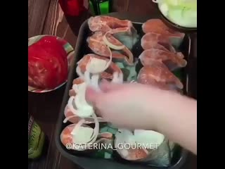 Очень вкусная и полезная форель на подушке из зелени и лука