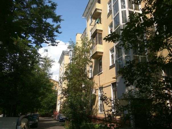 Сдается комната 18 кв.м. после косметического ремонта. Из мебели шкаф, кровать, стол и стул. Просторная 3-х комнатная квартира на 4-м этаже. Дом сталинский, 5-этажный с лифтом (!), потолки 3м. Хозяева не живут, соседи девушки, атмосфера тихая, спокойная. Стиральная машина, холодильник, интернет (роутер wi-fi). <br>4 минуты пешком до ст. Лосиноостровская, 10 мин. на автобусе до м.Бабушкинская. <br>Напротив дома Бабушкинский парк. Тихий зеленый приятный малоэтажный район. <br>Без детей, животных и вредных привычек, дневной образ жизни, предпочтительно девушка. <br>На длительный срок. <br>18 тыс.руб./мес + коммуналка с интернетом(~800р.). Депозит. <br>Возможен небольшой торг, срочно. - фото Фото: Сдается комната 18 кв.м. после косметического ремонта. Из мебели шкаф, кровать, стол и стул. Просторная 3-х комнатная квартира на 4-м этаже. Дом сталинский, 5-этажный с лифтом (!), потолки 3м. Хозяева не живут, соседи девушки, атмосфера тихая, спокойная. Стиральная машина, холодильник, интернет (роутер wi-fi). <br>4 минуты пешком до ст. Лосиноостровская, 10 мин. на автобусе до м.Бабушкинская. <br>Напротив дома Бабушкинский парк. Тихий зеленый приятный малоэтажный район. <br>Без детей, животных и вредных привычек, дневной образ жизни, предпочтительно девушка. <br>На длительный срок. <br>18 тыс.руб./мес + коммуналка с интернетом(~800р.). Депозит. <br>Возможен небольшой торг, срочно.