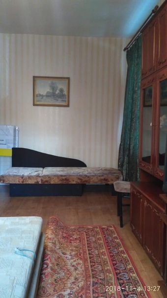Фото: Сдам однокомнатную квартиру 28 кв м на длительный срок<br>Находится между метро Новогиреево и Перово, 10 минут пешком до обеих станций, либо две остановки на трамвае<br>Квартира полностью готова к проживанию: СВЧ-печь, стиральная машина, утюг, гладильная доска, телевизор, пылесос <br>Находится на первом этаже пятиэтажного кирпичного дома в тихом районе <br>Рядом с домом магазин Дикси<br>Заезд возможен с 6 декабря<br>Стоимость 28 т.р + электричество <br>По вопросам прошу звонить по телефону:<br>+7 985 171 66 50<br>Марина Михайловна