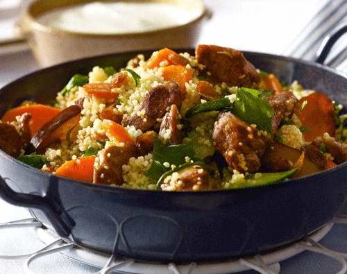 Сковородка с кускусом, овощами и филе ягненка