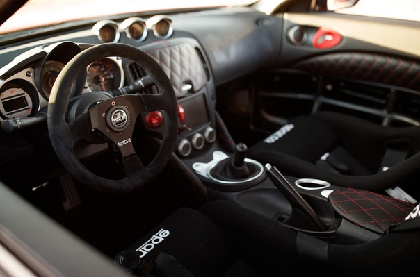 Nissan 370Z сменил атмосферник на битурбо «шестерку» с «механикой». На тюнинг-шоу SEMA в Лас-Вегасе дебютировал «заряженный» вариант спорткупе Nissan 370Z – Project Clubsport 23. Он оснащен