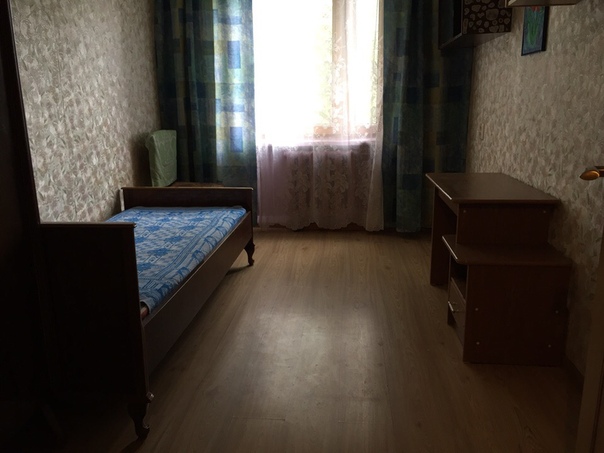 Фото: Сдам 3-х комнтатную квартиру с балконом на длительный срок. <br> <br>Г. Домодедово, ул. Набережная,<br>3 этаж. <br>Удобно добираться до Москвы (м. Домодедовская). Автобусная остановка возле дома, маршрутки ходят каждые 15 минут. В пути всего 30 минут.<br><br>Развитая инфраструктура: рядом школа, детский сад, магазины, парикмахерская. Тихий район с хорошей детской площадкой внутри дома. <br> <br>Стоимость 35.000р + ЖКХ. <br> <br>8 (916) 434-84-62 - Татьяна <br>8 (916) 260-56-36 - Владимир <br>Собственник.