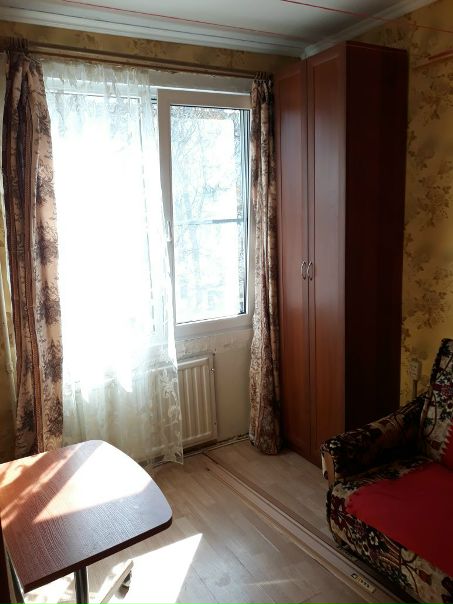 СПб сдаётся<br>комната в 4-ех комнатной кв-ре. 11 т р, к у включены. Для ОДНОГО русского человека, РФ или Белорусия и Украина, Малдавия, без животных. <br>В комнате диван и шкаф, стол. В квартире стиралка, инет. 8 минут от метро проспект ВЕТЕРАНОВ. Рядом магазины Пятёрочка, Спар. От собственника. 89046011813 - фото Фото: СПб сдаётся<br>комната в 4-ех комнатной кв-ре. 11 т р, к у включены. Для ОДНОГО русского человека, РФ или Белорусия и Украина, Малдавия, без животных. <br>В комнате диван и шкаф, стол. В квартире стиралка, инет. 8 минут от метро проспект ВЕТЕРАНОВ. Рядом магазины Пятёрочка, Спар. От собственника. 89046011813