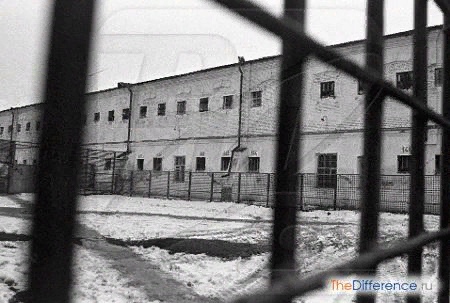 Разница между тюрьмой и зоной Масштабные трансформации в сознании российских граждан всколыхнули интерес к жизни криминала: никогда раньше не пользовались такой популярностью детективы, научные