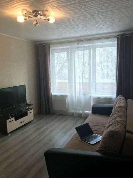 Сдается однокомнатная квартира в Москве на ул. Утренняя, на 3-м этаже 5-ти этажного дома, пять минут от ст.м. Перово. После качественного ремонта, на окнах стеклопакеты, балкон застеклен, ранее не сдавалась. Имеется все необходимое для комфортного проживания: 2 шкаф-купе, большой и удобный диван, телевизор, холодильник, стиральная машинка. Квартира очень светлая и уютная. Рядом три больших парка, по дороге от метро супермаркет Билла и замечательный сквер. Рассматриваются порядочные, платежеспособные арендаторы. <br>Аренда квартиры 32000 в месяц, плюс оплата воды и света по счетчику. Залог 30000. В посредниках не нуждаемся!<br>Тел. 8 (966) 195 07 97 Настя - фото Фото: Сдается однокомнатная квартира в Москве на ул. Утренняя, на 3-м этаже 5-ти этажного дома, пять минут от ст.м. Перово. После качественного ремонта, на окнах стеклопакеты, балкон застеклен, ранее не сдавалась. Имеется все необходимое для комфортного проживания: 2 шкаф-купе, большой и удобный диван, телевизор, холодильник, стиральная машинка. Квартира очень светлая и уютная. Рядом три больших парка, по дороге от метро супермаркет Билла и замечательный сквер. Рассматриваются порядочные, платежеспособные арендаторы. <br>Аренда квартиры 32000 в месяц, плюс оплата воды и света по счетчику. Залог 30000. В посредниках не нуждаемся!<br>Тел. 8 (966) 195 07 97 Настя