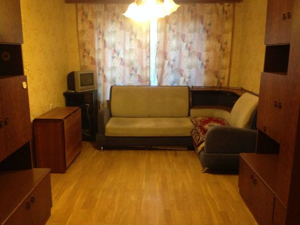 Фото: собственник<br><br>Адрес: Москва, ул.Молдагуловой д.10 к.4. Цена: 32000+ свет и вода по счетчикам,за лог 20000.<br>Сдается трехкомнат ная квартира на длит ельный срок, 15 минут ходьбы до м.Рязанский проспект/Выхино, либо на транспорте 7 мин(4 автобусных ос тановки). Светлая и уютная,для проживания все необходимое им еется: стиральная ма шина,телевизор,микро волновая печь,холоди льник,мебель.В 5 мин утах ходьбы шикарный парк Кусково.Рядом поликлиника,школа,де тский сад)<br>Общая площадь 53,2 м<br>Жилая площадь 34,6<br>Комнаты 14,4/9,24/ 10,8(1 изолированные ,2 смежные)<br>Кухня 5 м<br>Балкон застекленный<br>Этаж 6 из 9<br>пишите лс или 89264316281<br> Васильевская 