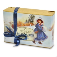 Высококачественное натуральное мыло с нежной текстурой пены и ароматом домашнего печенья. Козье молоко с пчелиным медом и протеинами овса хорошо питают и увлажняют, оказывают смягчающее воздействие на кожу, уменьшают сухость и шелушение после холодного зимнего ветра. Экстракт цветов липы и эфирное масло ореха мускатного, омолаживают кожу, освежают, возвращая ей природную нежность. Тонкий аромат мыла наполняет теплом домашнего уюта. 230р