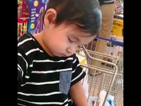 Market arabasında uyuya kalan bebek