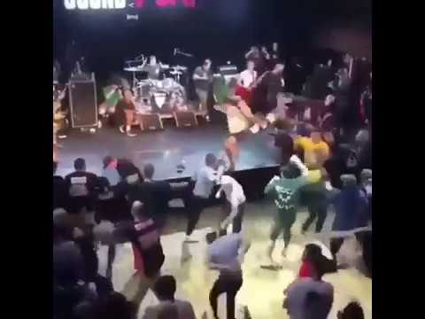Ini konser atau tawuran ya