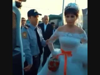 АЗЕРБАЙДЖАНКА НАЕХАЛА НА ПОЛИЦЕЙСКИХ И ПОЯСНИЛА ЗА ВОРОВСКУЮ ЖИЗНЬ 2018 Азербайджан Azerbaijan Azerbaycan БАКУ BAKU