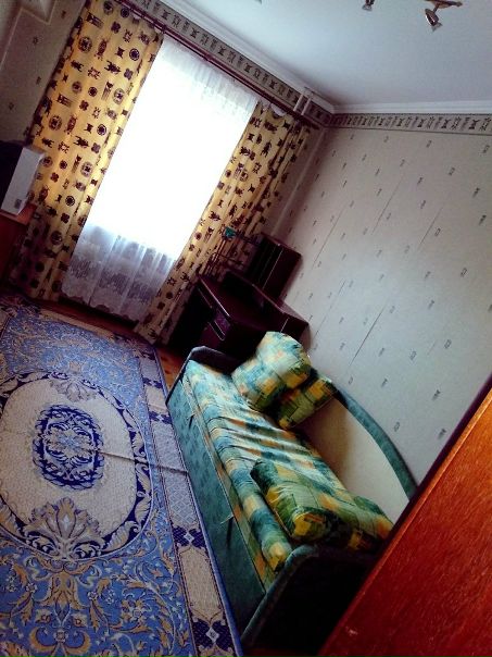 Всем здравствуйте Красногорск. В 3 комнатную квартиру , в одну комнату нужен сосед /ка. Не курящего / щую . В квартире евроремонт , 2 сан узла , биде, джакузи, отдельная комната для постирочной со стиральной машинкой , балкон на кухне , большая кухня. Холодильник , частично посуда есть ( тарелки, приборы , кастрюля , сковорода ). Комната 12 квадратов . ( Диван , телевизор , шкаф , компьютерный стол , тумба , ковер ). <br>Дом красивый и 16 этажный ( наш 5) с консьержкой. Рядом красивая аллея . До станции электричек Павшино 10 мин пешком , до остановки 6 мин пешком . Рядом ТЦ и инфраструктура. <br>В одной комнате семейная пара(я))) , в другой парень . Мы все работаем с утра до позднего вечера . Гости к нам не ходят ))) <br>Цена 15000 тысяч + свет , вода около 1500 . Проживание без хозяев. Всем добра <br><br> Кулагина - фото Фото: Всем здравствуйте Красногорск. В 3 комнатную квартиру , в одну комнату нужен сосед /ка. Не курящего / щую . В квартире евроремонт , 2 сан узла , биде, джакузи, отдельная комната для постирочной со стиральной машинкой , балкон на кухне , большая кухня. Холодильник , частично посуда есть ( тарелки, приборы , кастрюля , сковорода ). Комната 12 квадратов . ( Диван , телевизор , шкаф , компьютерный стол , тумба , ковер ). <br>Дом красивый и 16 этажный ( наш 5) с консьержкой. Рядом красивая аллея . До станции электричек Павшино 10 мин пешком , до остановки 6 мин пешком . Рядом ТЦ и инфраструктура. <br>В одной комнате семейная пара(я))) , в другой парень . Мы все работаем с утра до позднего вечера . Гости к нам не ходят ))) <br>Цена 15000 тысяч + свет , вода около 1500 . Проживание без хозяев. Всем добра <br><br> Кулагина