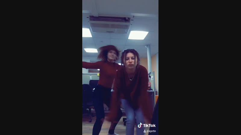 По бошке долбанула тупая девка