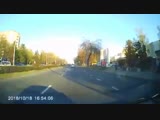 Видеофакт. Только что в белорусском Гродно девушка в наушниках переходила улицу на зелёный