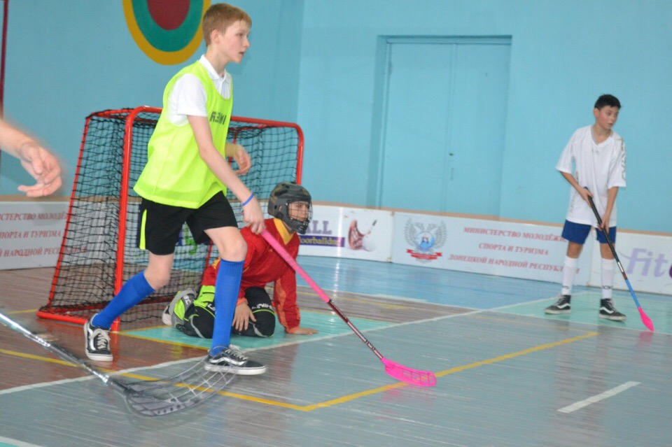 В Донецке состоялся 1-й тур открытого первенства города по флорболу среди школьников