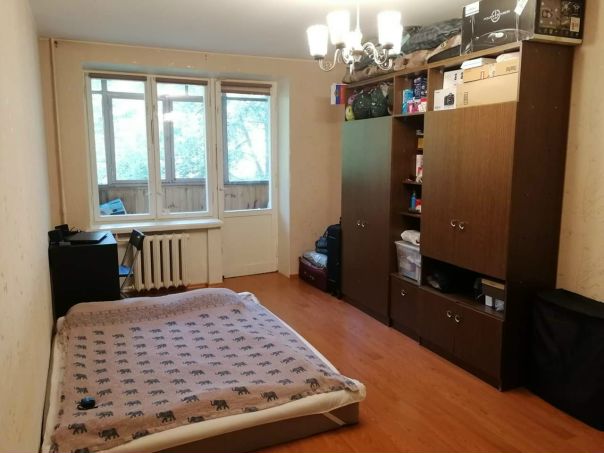 Ищу соседку (девушку) в соседнюю изолированную комнату в 2х комнатной квартире в районе Бибирево! Комната большая - 17 кв.м. В квартире нас будет всего двое! <br>Оплата 18 000р в месяц (c 24января) + ком.услуги по счетчику(примерно 1000р) + депозит 16 000р. До 24января цена - 17тыс за комнату. Заселение в ближайшее время, так как прежняя соседка сейчас ищет жилье.<br><br>Квартира не бабушкинстайл, чистая и уютная) В квартире есть все необходимое для комфортного проживания: стиральная машина, плита, холодильник, Wi-Fi.<br>В комнате большой двухспальный матрас, шкаф и большая тумбочка в виде столика (компьютерных столов, что на фото, не будет).<br><br>Квартира расположена в 15мин хотьбы от станции метро Бибирево. В 3х минутах хотьбы расположены остановки общественного транспорта от которых можно за 5 минут доехать до метро Бибирево или Алтуфьево. Так же рядом с домом огромное количество различных продуктовых магазинов.<br><br>Я молодая, активная, дружелюбная, платежеспособная, чистоплотная и уважающая чужое пространство девушка, ищу такую же соседку) Буду рада общению и распитию чая по вечерам!)<br>Все вопросы по телефону +79162889909 или в личные сообщения.<br><br> Попова - фото Фото: Ищу соседку (девушку) в соседнюю изолированную комнату в 2х комнатной квартире в районе Бибирево! Комната большая - 17 кв.м. В квартире нас будет всего двое! <br>Оплата 18 000р в месяц (c 24января) + ком.услуги по счетчику(примерно 1000р) + депозит 16 000р. До 24января цена - 17тыс за комнату. Заселение в ближайшее время, так как прежняя соседка сейчас ищет жилье.<br><br>Квартира не бабушкинстайл, чистая и уютная) В квартире есть все необходимое для комфортного проживания: стиральная машина, плита, холодильник, Wi-Fi.<br>В комнате большой двухспальный матрас, шкаф и большая тумбочка в виде столика (компьютерных столов, что на фото, не будет).<br><br>Квартира расположена в 15мин хотьбы от станции метро Бибирево. В 3х минутах хотьбы расположены остановки общественного транспорта от которых можно за 5 минут доехать до метро Бибирево или Алтуфьево. Так же рядом с домом огромное количество различных продуктовых магазинов.<br><br>Я молодая, активная, дружелюбная, платежеспособная, чистоплотная и уважающая чужое пространство девушка, ищу такую же соседку) Буду рада общению и распитию чая по вечерам!)<br>Все вопросы по телефону +79162889909 или в личные сообщения.<br><br> Попова