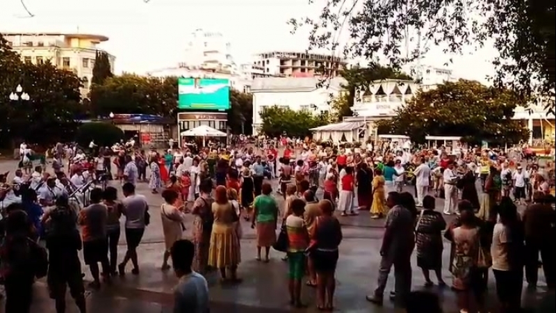 танцуют всех