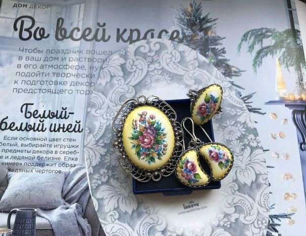 Брошь, серьги и кольцо. Цветы на жёлтом