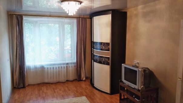 Фото: Ищу соседа на подселение в двухкомнатную квартиру с евроремонтом (в ближайшее время). <br>Нам нужен третий человек, адекватный, платежеспособный. Живут двое парней, по 24 года. <br>Находится в пешей доступности от метро Пионерская (6 минут, голубая ветка) и метро Кунцевская (12 минут, синяя ветка), рядом торговые центры, куча магазинов, банкоматов. До центра дорога 15 минут. <br>Ежемесячная оплата 17300 рублей. <br>Остальные подробности в личку.<br> Валиуллин