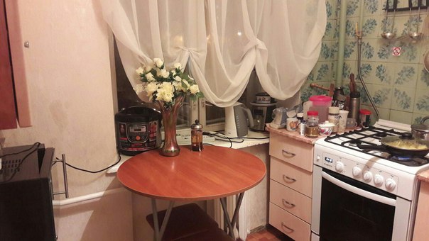 Сдам комнату чистоплотной девушке без гостей и в/п.<br>Для проживания есть все необходимое, большой зеркальный шкаф, кровать, комод, телевизор, мультиварка, микроволновая печь, нов. газовая плита, большая кладовая комната,отдельный двухкамерный холодильник.<br>Свежий косм. ремонт. Комната не проходная. Оплата 15 тыс.в месяц, с учетом коммунальных платежей. Без комиссии!!! Залог за месяц - возвращается при выезде. Бесплатный высокоскоростной интернет. Дом расположен в тихом дворе. Развитая инфраструктура, в пешей доступности гипермаркет Ашан. Я собственник! В соседях мы молодая пара.<br>С нами проживают кот и кошка).<br>До метро Братиславская 10 мин. пешком,до метро Люблино 15мин.<br>Заезд возможен с 13 мая.<br>Сдача жилья по договору.<br> Бессонов - фото Фото: Сдам комнату чистоплотной девушке без гостей и в/п.<br>Для проживания есть все необходимое, большой зеркальный шкаф, кровать, комод, телевизор, мультиварка, микроволновая печь, нов. газовая плита, большая кладовая комната,отдельный двухкамерный холодильник.<br>Свежий косм. ремонт. Комната не проходная. Оплата 15 тыс.в месяц, с учетом коммунальных платежей. Без комиссии!!! Залог за месяц - возвращается при выезде. Бесплатный высокоскоростной интернет. Дом расположен в тихом дворе. Развитая инфраструктура, в пешей доступности гипермаркет Ашан. Я собственник! В соседях мы молодая пара.<br>С нами проживают кот и кошка).<br>До метро Братиславская 10 мин. пешком,до метро Люблино 15мин.<br>Заезд возможен с 13 мая.<br>Сдача жилья по договору.<br> Бессонов