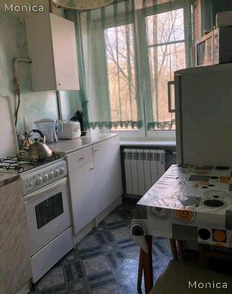 Фото: Сдается уютная однокомнатная квартира с огромной комнатой (25 кв. м.) за 30 000. Сделан косметический ремонт, натяжные потолки, два больших шкафа, балкон, новая стиральная машина, холодильник, двухспальная кровать. До метро Дубровка (МЦК) 3 минуты пешком, до станции Дубровка (метрополитен) 7 минут. В шаговой доступности торговый центр Мозайка и кинотеатр, Дубровский рынок, школы и садики. Можно рассмотреть разный состав жильцов. Гражданство российское. Можно с детьми. Можно с животными. Платежеспособные, на длительный срок. Залог можно разбить на два месяца. Заезд возможен с 1 мая, но заключить договор можно раньше.<br>Без комиссии!<br>Подробнее на 