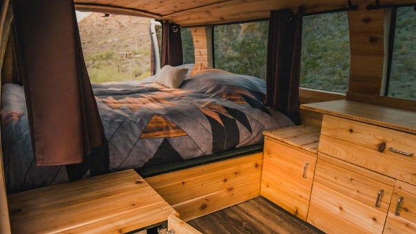 На американском рынке появились два новых производителя кемперов. Фирма Boho Camper Vans из Финикса (штат Аризона) предлагает спартанские конверсии подержанных фургонов Ford E-серии и Dodge Ram
