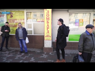 Прокушев ест (уличную еду)