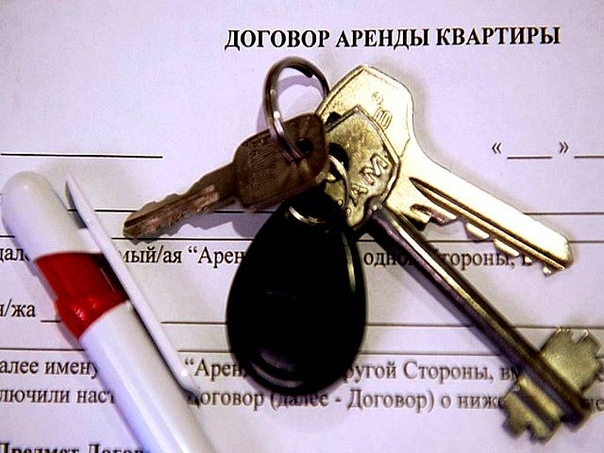 Как противостоять повышению арендной платы арендодателем<br><br>Каждый день мы сталкиваемся с повышением цен на привычные нам услуги и товары. Сфера аренды недвижимости - не исключение. <br>И в один прекрасный момент, если вы снимаете жилье, его владелец может прийти с требованием увеличения оплаты. Как действовать в такой ситуации, можно ли что-то сделать или придется смириться или переезжать. <br>Часто бывает так, что вы не успели снять квартиру, как ее владелец через 3-4 месяца сообщает о повышении арендной платы в одностороннем порядке. Иногда это бывает настоящим шоком, ведь никому не хочется снова связываться с поиском жилья и переездом. <br>Мы надеемся, вы арендуете жилье по договору, иначе кроме как съехать, защитить себя вы не сможете. Но если основой ваших взаимоотношений с хозяином квартиры является договор – то вы должны знать, что согласно ст. 614 Гражданского кодекса РФ, если договором не предусмотрено иное, размер арендной платы может повышаться не чаще чем 1 раз в год. <br>Поэтому, если арендодатель поднимает арендную плату, вы вполне можете пригрозить ему судом. В частной недвижимости это конечно не очень распространено, но на некоторых владельцев недвижимости это может подействовать. <br> <br>Как правильно выстраивать отношения с владельцем жилья <br> <br>Рыночные отношения так же наполнены множеством премудростей, мы не предлагаем вам становиться лучшими друзьями с хозяевами квартиры, но от вашего общения с ними будет зависеть очень многое: <br>1. Не доставляйте владельцу проблем – чаще всего арендодатели идут навстречу жильцам, с которыми приятно иметь дело. Содержите квартиру в чистоте, вовремя отдавайте денежные средства и вообще будьте приличным арендатором, которого бывалые арендодатели часто боятся потерять. <br>2. Будьте в курсе – часто хозяин квартиры хочет поднять стоимость из личных побуждений, например, отдать ребенка еще на одну секцию. Чтобы противостоять таким предложениям изучите ситуацию на рынке и приведите примеры аналогичных предложений с такой же ценой. Иногда можно найти варианты даже по более сниженной стоимости и на их основании предложить владельцу жилья предоставить вам скидку. <br>3. Не соглашайтесь – даже если хозяин квартиры беспрекословен, и повышение арендной платы арендодателем неизбежно, начните торговаться. Если вы не собираетесь съезжать с этой квартиры, то возможно вам удастся договориться о меньшем повышении ставки, чем ранее планировал арендодатель. <br>Помните, даже если вы очень недовольны известием о повышении ставки, ведите себя спокойно и общайтесь ровным, спокойным тоном. Во-первых, скандалы никому не нужны, во-вторых, возможно, уповая на нормы морали, вам удастся договориться по-человечески. <br>Прежде чем соглашаться на новые условия посмотрите объявления о сдаче жилья, возможно, вы сможете найти и более выгодный вариант или переехать в более комфортные условия. Изучая объявления, сразу узнавайте, во сколько обойдутся риэлторские услуги, и включите их в стоимость переезда. - фото Фото: Как противостоять повышению арендной платы арендодателем<br><br>Каждый день мы сталкиваемся с повышением цен на привычные нам услуги и товары. Сфера аренды недвижимости - не исключение. <br>И в один прекрасный момент, если вы снимаете жилье, его владелец может прийти с требованием увеличения оплаты. Как действовать в такой ситуации, можно ли что-то сделать или придется смириться или переезжать. <br>Часто бывает так, что вы не успели снять квартиру, как ее владелец через 3-4 месяца сообщает о повышении арендной платы в одностороннем порядке. Иногда это бывает настоящим шоком, ведь никому не хочется снова связываться с поиском жилья и переездом. <br>Мы надеемся, вы арендуете жилье по договору, иначе кроме как съехать, защитить себя вы не сможете. Но если основой ваших взаимоотношений с хозяином квартиры является договор – то вы должны знать, что согласно ст. 614 Гражданского кодекса РФ, если договором не предусмотрено иное, размер арендной платы может повышаться не чаще чем 1 раз в год. <br>Поэтому, если арендодатель поднимает арендную плату, вы вполне можете пригрозить ему судом. В частной недвижимости это конечно не очень распространено, но на некоторых владельцев недвижимости это может подействовать. <br> <br>Как правильно выстраивать отношения с владельцем жилья <br> <br>Рыночные отношения так же наполнены множеством премудростей, мы не предлагаем вам становиться лучшими друзьями с хозяевами квартиры, но от вашего общения с ними будет зависеть очень многое: <br>1. Не доставляйте владельцу проблем – чаще всего арендодатели идут навстречу жильцам, с которыми приятно иметь дело. Содержите квартиру в чистоте, вовремя отдавайте денежные средства и вообще будьте приличным арендатором, которого бывалые арендодатели часто боятся потерять. <br>2. Будьте в курсе – часто хозяин квартиры хочет поднять стоимость из личных побуждений, например, отдать ребенка еще на одну секцию. Чтобы противостоять таким предложениям изучите ситуацию на рынке и приведите примеры аналогичных предложений с такой же ценой. Иногда можно найти варианты даже по более сниженной стоимости и на их основании предложить владельцу жилья предоставить вам скидку. <br>3. Не соглашайтесь – даже если хозяин квартиры беспрекословен, и повышение арендной платы арендодателем неизбежно, начните торговаться. Если вы не собираетесь съезжать с этой квартиры, то возможно вам удастся договориться о меньшем повышении ставки, чем ранее планировал арендодатель. <br>Помните, даже если вы очень недовольны известием о повышении ставки, ведите себя спокойно и общайтесь ровным, спокойным тоном. Во-первых, скандалы никому не нужны, во-вторых, возможно, уповая на нормы морали, вам удастся договориться по-человечески. <br>Прежде чем соглашаться на новые условия посмотрите объявления о сдаче жилья, возможно, вы сможете найти и более выгодный вариант или переехать в более комфортные условия. Изучая объявления, сразу узнавайте, во сколько обойдутся риэлторские услуги, и включите их в стоимость переезда.