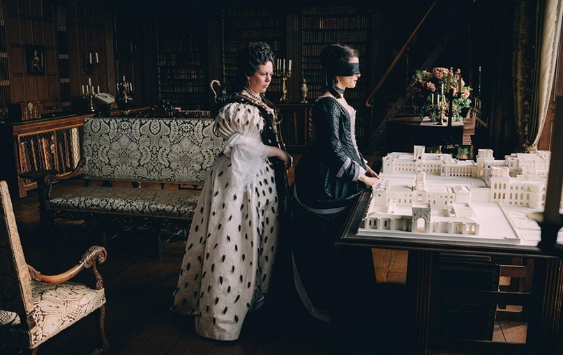 Парик-то поправьте: игры с эпохами в костюмных фильмах