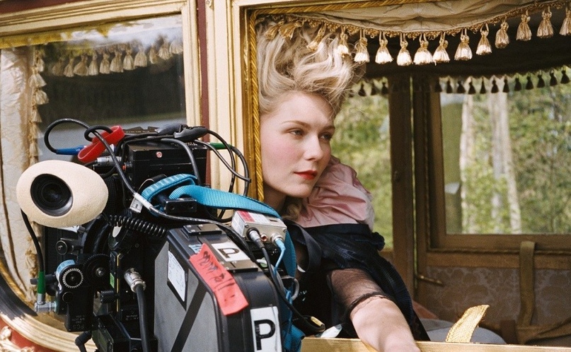 Парик-то поправьте: игры с эпохами в костюмных фильмах йоргос лантимос