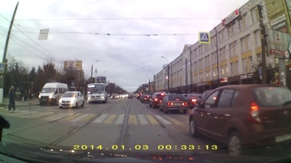 В Твери маршрутчик чуть не сбил двух девушек на «зебре»