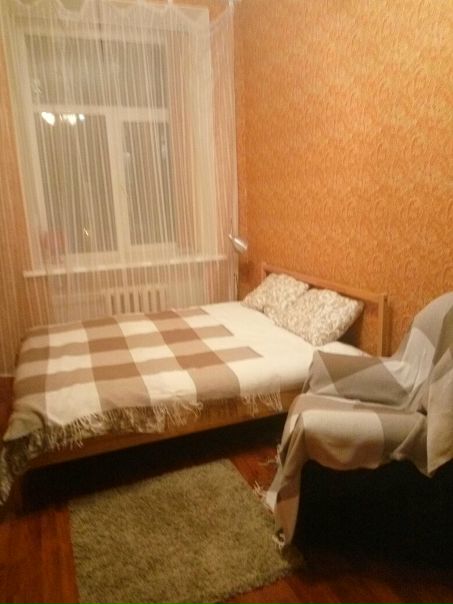 Ищу себе на замену одну(!) девушку в чудесную комнату в самом центре (м.Белорусская, 7 минут прогулочным шагом). Квартира 3-х комнатная, с хорошим ремонтом, со всей необходимой мебелью и техникой, в доме с высокими потолками, с охраной при въезде во двор. В соседях - девушка 35 лет и молодой человек 28 лет (тоже снимают). В каждой комнате по одному человеку, все работающие, уважающие личное пространство и тишину, без гостей и вечеринок (главное условие заезда). Договор заключается с собственником. Оплата - 20 000 руб. (все коммунальные платежи включены в стоимость) + депозит 22 000 руб. Агентствам просьба не беспокоить. По всем вопросам отвечу в лс<br><br> Каменщикова - фото Фото: Ищу себе на замену одну(!) девушку в чудесную комнату в самом центре (м.Белорусская, 7 минут прогулочным шагом). Квартира 3-х комнатная, с хорошим ремонтом, со всей необходимой мебелью и техникой, в доме с высокими потолками, с охраной при въезде во двор. В соседях - девушка 35 лет и молодой человек 28 лет (тоже снимают). В каждой комнате по одному человеку, все работающие, уважающие личное пространство и тишину, без гостей и вечеринок (главное условие заезда). Договор заключается с собственником. Оплата - 20 000 руб. (все коммунальные платежи включены в стоимость) + депозит 22 000 руб. Агентствам просьба не беспокоить. По всем вопросам отвечу в лс<br><br> Каменщикова