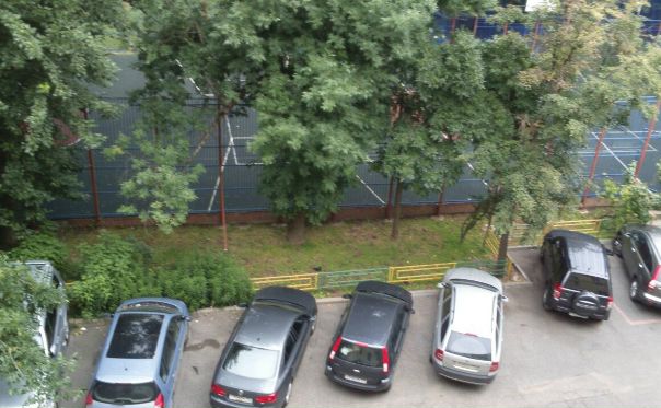 Фото: Без посредников сдаю в аренду просторную квадратную комнату 16 м2 в 7 минутах пешком от метро Улица 1905 года, а также от Выставочной и Беговой. Я - Собственник. Рассматриваю исключительно женщину 20-50 лет.<br>Прекрасный вариант для сотрудников компаний, располагающихся в Центре Международной Торговли и Москве-сити.<br>Центр города, поэтому удобное транспортное расположение, бесплатная парковка, развитая инфраструктура, парки, продовольственные магазины. Окна выходят во двор, потолки 3,2 метра, под ногами паркет. Мебель ikea, шкаф-купе, два спальных места, холодильник, необходимая электроника, стиралка. Официальный договор. Возможна регистрация.<br>Соседи - приличные, спокойные люди, алкоголиков нет.<br>Стоимость за всё, включая счётчики составит около 20 000 рублей.<br>Показывать и заселять буду 30.04.2018 и 01.05.2018. Подробности по телефону: 8967 114 08 49, Никита.
