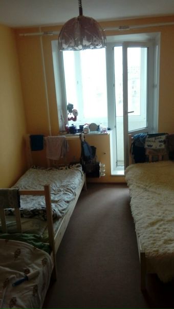 Фото: г Москва ЮВАО <br>метро Печатники <br>Сдам койко место в трехместной комнате <br>свободно два спальных места <br>( Желательно на длительный срок) отдельная комната в большой квартире . Заехать можно хоть сейчас. <br>Домашний формат с комфортабельными кроватями и домашней атмосферой. <br>В шаговой доступности от Метро <br>Хорошая транспортная развязка. <br>Большая столовая, совмещенная с кухней <br>есть уборщица <br>10000 с человека <br>без комиссии посредников, залогов от собственника <br>тел 8 926 207 17 71