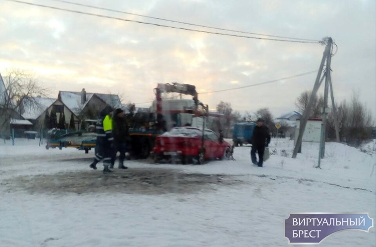 В Кобрине автомобиль заехал в речку. Достали В Кобрине автомобиль заехал в речку. Достали