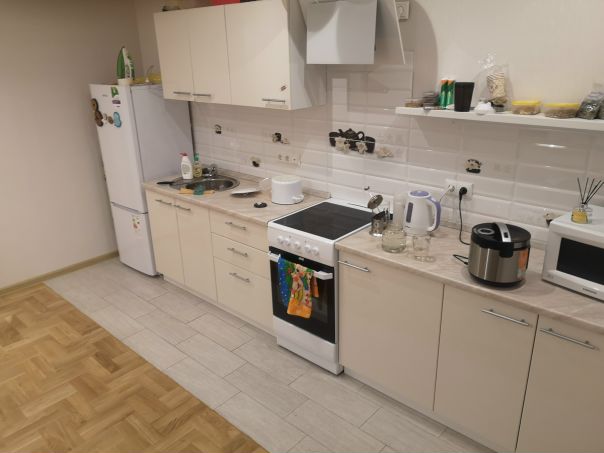 Добрый день. <br>Сдаю квартиру 51 м2 в г. Реутов, 10 минут пешком от метро Новокосино , однокомнатная по документам, но по факту 2 комнаты, в новом доме. Сам жил в квартире 9 месяцев, сейчас планирую переезжать в центр, так как работаю в центре. При фотографировании в квартире уборку не делал, так как сдать нужно срочно. Я 9 января улетаю в Италию, 17 возвращаюсь и сразу въезжаю в другую квартиру, лучше бы эту сдать до отъезда. Я сам арендатор, арендодатель появлялась в квартире 1 раз за 9 месяцев), женщина хорошая. Договор у меня на 11 месяцев, так что чтобы сохранить свой депозит, ищу жильцов вместо себя. Стоимость 35 т.р.<br><br> Скрипниченко - фото Фото: Добрый день. <br>Сдаю квартиру 51 м2 в г. Реутов, 10 минут пешком от метро Новокосино , однокомнатная по документам, но по факту 2 комнаты, в новом доме. Сам жил в квартире 9 месяцев, сейчас планирую переезжать в центр, так как работаю в центре. При фотографировании в квартире уборку не делал, так как сдать нужно срочно. Я 9 января улетаю в Италию, 17 возвращаюсь и сразу въезжаю в другую квартиру, лучше бы эту сдать до отъезда. Я сам арендатор, арендодатель появлялась в квартире 1 раз за 9 месяцев), женщина хорошая. Договор у меня на 11 месяцев, так что чтобы сохранить свой депозит, ищу жильцов вместо себя. Стоимость 35 т.р.<br><br> Скрипниченко