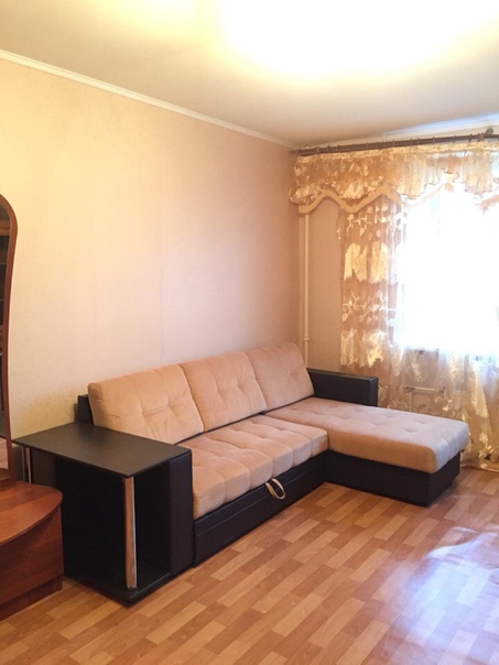 Продаётся уютная, светлая, просторная комната 17.2кв.м. в кирпичном доме в отличном состоянии в малонаселённой квартире блочного типа (2 блока по 4 комнаты, общая кухня с балконом, большая кладовая). На кухне своё отдельное место (2 шкафа). Санузел – один на две комнаты. В соседней комнате никто не живёт - планируется продажа (перспектива выкупа соседней комнаты). В подарок идёт: микроволновка, холодильник, стиральная машинка, угловой диван (кожа, текстиль), большой, вместительный шкаф в комнате и на кухне, посуда.<br>Окна выходят на солнечную сторону (стеклопакеты), красивый вид на р.Оккервиль. Хорошие, отзывчивые, порядочные, доброжелательные соседи. Развитая инфраструктура - детские площадки, сады, школы, поликлиники, продовольственные магазины, гипермаркеты, торгово-развлекательные центры. Метро пр.Большевиков в 5-ти минутах ходьбы. В собственности более трёх лет. Прямая продажа. Отказы от соседей собраны. 89817639283 - фото Фото: Продаётся уютная, светлая, просторная комната 17.2кв.м. в кирпичном доме в отличном состоянии в малонаселённой квартире блочного типа (2 блока по 4 комнаты, общая кухня с балконом, большая кладовая). На кухне своё отдельное место (2 шкафа). Санузел – один на две комнаты. В соседней комнате никто не живёт - планируется продажа (перспектива выкупа соседней комнаты). В подарок идёт: микроволновка, холодильник, стиральная машинка, угловой диван (кожа, текстиль), большой, вместительный шкаф в комнате и на кухне, посуда.<br>Окна выходят на солнечную сторону (стеклопакеты), красивый вид на р.Оккервиль. Хорошие, отзывчивые, порядочные, доброжелательные соседи. Развитая инфраструктура - детские площадки, сады, школы, поликлиники, продовольственные магазины, гипермаркеты, торгово-развлекательные центры. Метро пр.Большевиков в 5-ти минутах ходьбы. В собственности более трёх лет. Прямая продажа. Отказы от соседей собраны. 89817639283