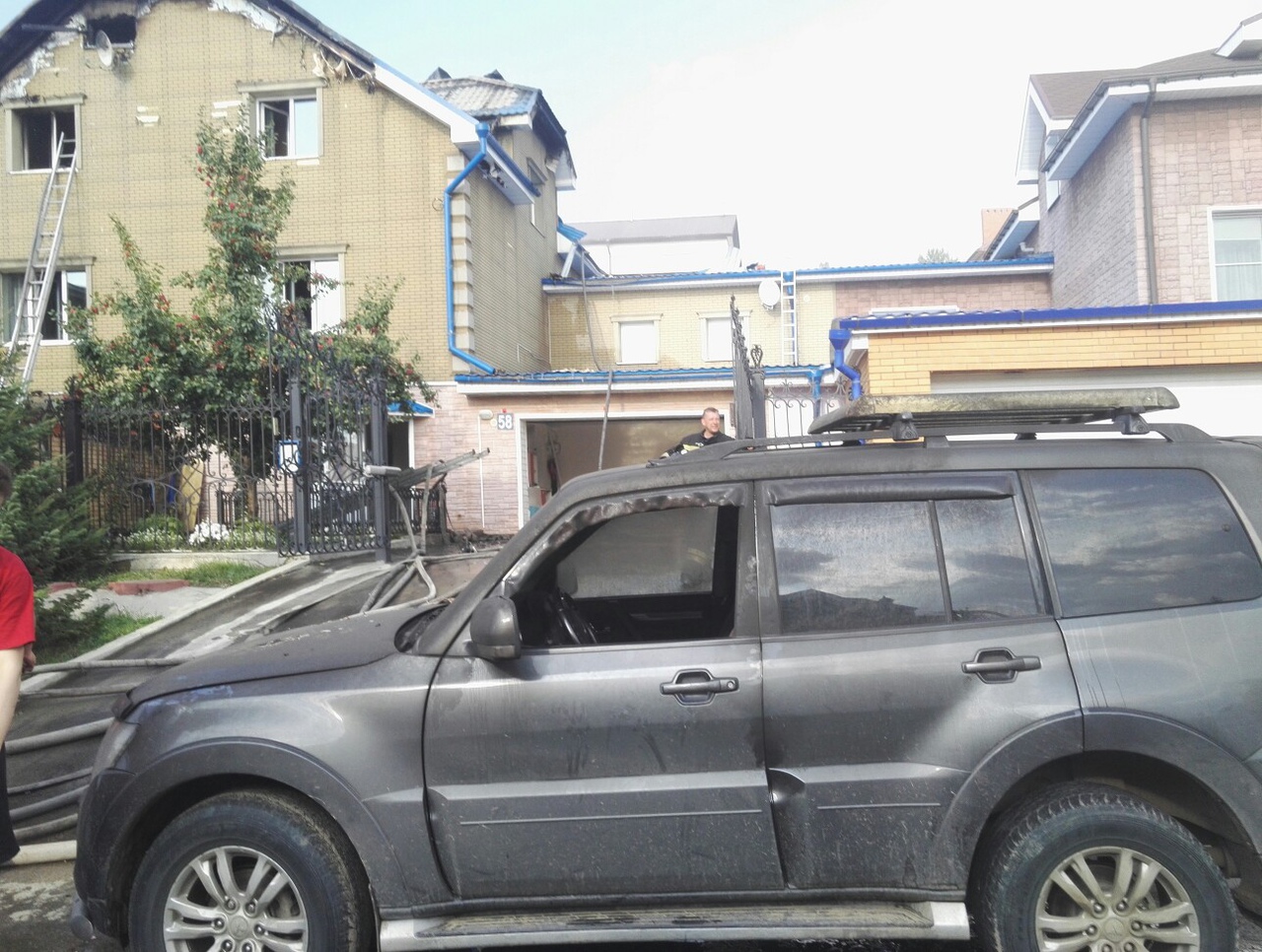 В Ершовском районе Иркутска сгорели внедорожник и коттедж В Ершовском районе Иркутска сгорели внедорожник и коттедж
