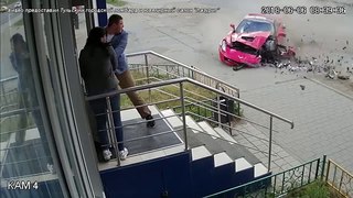 Наезд спорткара на крыльцо ломбарда в Туле попал на видео