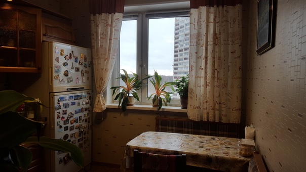 Всем привет! На долгий срок сдается комната 18м2 в двухкомнатной квартире для девушки с 28 апреля, в другой комнате живу я. Адрес: Москва, метро Тропарево, Ленинский проспект 135к1. От метро идти минут 5. Квартира очень уютная. В комнате есть диван, телевизор, письменный стол, кресло, стенка со шкафами, есть кондиционер и застеклённый небольшой балкон. В коридоре есть 2 шкафа. Стандартно: стиральная машинка, микроволновка, холодильник, духовка. <br>Во дворе всегда можно найти свободные парковочные места, если около подъезда нет, то рядом большая бесплатная парковка. Рядом есть пятёрочка, вкус вилл, добрыненский, куча аптек. Почта в этом же здании, поликлиника - в соседнем. Район очень зелёный и тихий, рядом 2 леса - Тропаревский лесопарк и заказник Теплый стан. Рядом в июле откроется огромный ТЦ Галеон, на юго-западной есть ТЦ Авеню. <br> <br>Я работаю аналитиком в it-проекте, люблю кататься летом на велике (оставляю его в общем коридоре, который всегда закрыт), приглашать подруг в гости. Ищу соседку, с которой будет приятно общаться и с которой мы подружимся)) <br> <br>Стоимость 21,5т в месяц, плюс за интернет, воду и электричество по счётчикам. Так же залог 21,5т. Никакой комиссии. Хозяин адекватный мужчина, к нам приезжает, если нужно что-то починить, деньги переводим ему на карту. <br>Подруга купила квартиру и переезжает 26-27 апреля, ориентировочно с 28 апреля можно уже заезжать. <br> <br> По всем вопросам пишите в личку, с радостью отвечу. Просьба мальчикам и агентствам - не писать! <br>#сдамкомнатувмоскве #сдамкомнату #москва #комнатамосква #комнататропарево #ищусоседку - фото Фото: Всем привет! На долгий срок сдается комната 18м2 в двухкомнатной квартире для девушки с 28 апреля, в другой комнате живу я. Адрес: Москва, метро Тропарево, Ленинский проспект 135к1. От метро идти минут 5. Квартира очень уютная. В комнате есть диван, телевизор, письменный стол, кресло, стенка со шкафами, есть кондиционер и застеклённый небольшой балкон. В коридоре есть 2 шкафа. Стандартно: стиральная машинка, микроволновка, холодильник, духовка. <br>Во дворе всегда можно найти свободные парковочные места, если около подъезда нет, то рядом большая бесплатная парковка. Рядом есть пятёрочка, вкус вилл, добрыненский, куча аптек. Почта в этом же здании, поликлиника - в соседнем. Район очень зелёный и тихий, рядом 2 леса - Тропаревский лесопарк и заказник Теплый стан. Рядом в июле откроется огромный ТЦ Галеон, на юго-западной есть ТЦ Авеню. <br> <br>Я работаю аналитиком в it-проекте, люблю кататься летом на велике (оставляю его в общем коридоре, который всегда закрыт), приглашать подруг в гости. Ищу соседку, с которой будет приятно общаться и с которой мы подружимся)) <br> <br>Стоимость 21,5т в месяц, плюс за интернет, воду и электричество по счётчикам. Так же залог 21,5т. Никакой комиссии. Хозяин адекватный мужчина, к нам приезжает, если нужно что-то починить, деньги переводим ему на карту. <br>Подруга купила квартиру и переезжает 26-27 апреля, ориентировочно с 28 апреля можно уже заезжать. <br> <br> По всем вопросам пишите в личку, с радостью отвечу. Просьба мальчикам и агентствам - не писать! <br>#сдамкомнатувмоскве #сдамкомнату #москва #комнатамосква #комнататропарево #ищусоседку