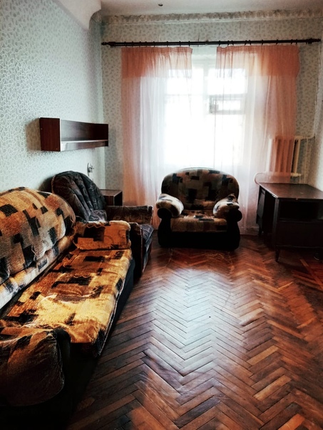 Фото: Сдаётся комна в 3х комнатной кв. 11.500 к/у входят. 18кв метров. Большая , простойная ! Был косметический ремонт 2 г назад. Сдаётся для 1-2 человек. Соседи очень культурные и спокойные . Всего жильцов 3 человека. В комнате имеется шкаф, диван , кресло , тумбы. Есть холодильник на кухне , стиральная машинка новая .<br>Сдаётся от собственника срочно !!!<br>Агенты прошу не беспокоить !