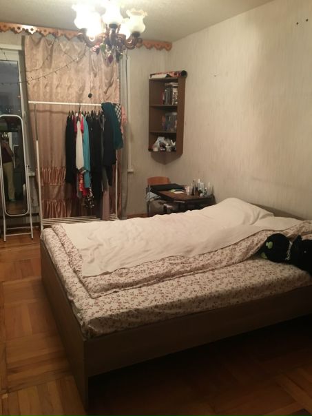 Всем привет! Сдам изолированную комнату (14кв/м) в трехкомнатной квартире. Комната закрывается на ключ. От метро Пражская 12 минут пешком, на транспорте 5 мин. Ищу ОДНУ девушку, до 35 лет,некурящую!!! В квартире проживают только девушки. Стоимость 16000+к/у(500-600 руб/мес). Без депозита!!! Без комиссии!!! Заключаю офиц договор!!! Просьба агентов, посредников, и мужчин не беспокоить! <br>p.s. За доп информацией пишите в личку . Заселение возможно в ближайшее время.<br><br> Serenkova - фото Фото: Всем привет! Сдам изолированную комнату (14кв/м) в трехкомнатной квартире. Комната закрывается на ключ. От метро Пражская 12 минут пешком, на транспорте 5 мин. Ищу ОДНУ девушку, до 35 лет,некурящую!!! В квартире проживают только девушки. Стоимость 16000+к/у(500-600 руб/мес). Без депозита!!! Без комиссии!!! Заключаю офиц договор!!! Просьба агентов, посредников, и мужчин не беспокоить! <br>p.s. За доп информацией пишите в личку . Заселение возможно в ближайшее время.<br><br> Serenkova