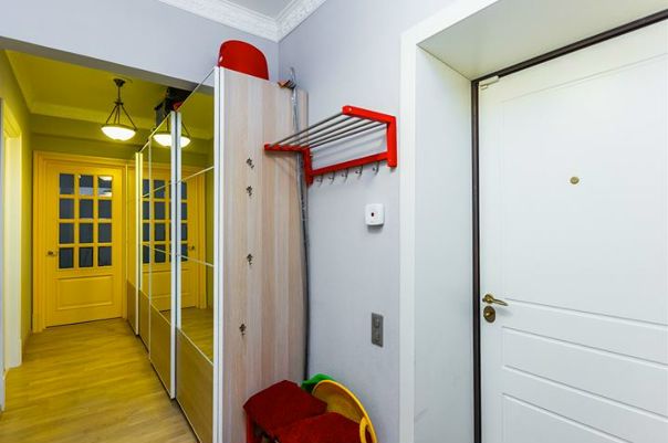 Фото: Сдам отличную 3-комнатную квартиру в сталинском доме рядом с Багратионовской. Возможна регистрация.<br>Сдается прекрасная квартира со свежим ремонтом, в классическом стиле и ярких цветах. Все комнаты раздельные, большие и светлые.<br>Вся техника практически новая: стиральная машина с сушкой, вся встроенная техника в кухне, включая посудомойку.<br>В гостинной камин и огромный раскладной диван, плазма 46