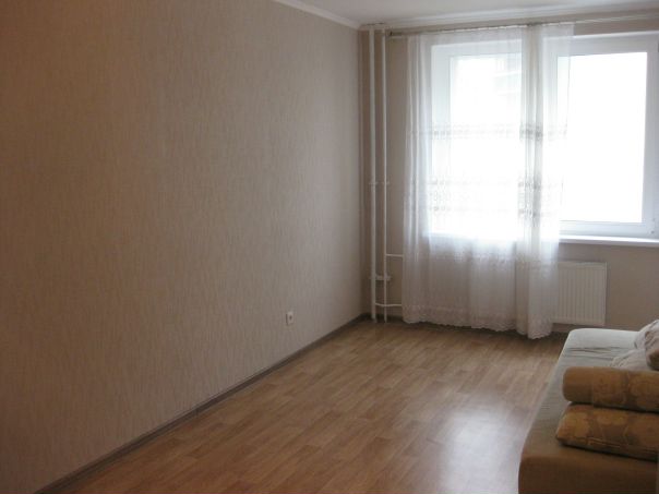 Фото: Метро. Ул. Дыбенко. 1 к.кв площадью 38 кв.м. кухня 11 м.кв, застекленная лоджия, Санкт-Петербург, Кудрово, Европейский проспект 13 к2,. Метро 10 мин. на маршрутке. в новом доме 2016 года постройки, 4 этаж сдается в аренду на длительный срок. Есть вся необходимая мебель, стиральная машинка. Для граждан РФ, без животных, , в пешей близости ТРК 