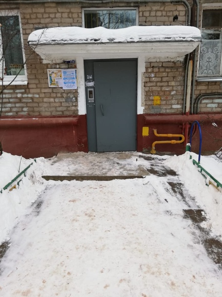 Фото: Московская обл., г. Долгопрудный, ул. Первомайская, д. 58. <br> Продается однокомнатная квартира на 5 этаже 5 этажного теплого кирпичного дома. Общая площадь 32 кв. м., жилая 18 кв. м., кухня 6 кв. м., окна пластиковые, санузел совмещенный, балкона нет. При продаже квартиры остается вся мебель, техника не остается. Квартира расположена в хорошем зеленом районе с развитой инфраструктурой: рядом с домом городская больница, магазины, рынок, в пешей доступности школа, дет. сад, аптеки, отделение банка. Удобное транспортное сообщение с Москвой: 5 мин. пешком до ж/д ст. Долгопрудная, далее на электричке 20-25 минут до ст. м. Тимирязевская, Савеловский вокзал (Москва); на маршрутке, автобусе 20-30 минут до ст. м. Сходненская, Ховрино, Речной вокзал, Алтуфьево. Свободная продажа. Один взрослый собственник, в собственности более 5 лет. Звоните, уважаемые покупатели. ПОКАЗ ОПЕРАТИВНО, КЛЮЧИ НА РУКАХ. Реальным покупателям ТОРГ.Помощь в получении ипотеки. <br>_____________________________________________________________________________________ <br>Цена: 3 700 000 руб., тел. 8 (917) 555 71 46, Роман. <br>Подробнее: 