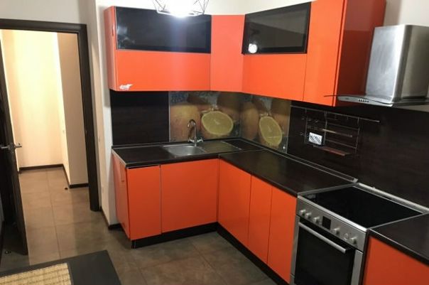 Фото: Москва, студенческая улица, 20к1 <br>м.Студенческая - 500 м <br>Сдам светлую 1-к квартиру в тихом районе. В квартире есть вся мебель и техника, необходимая для комфортной жизни. Кровать, шкаф, стол, кабельное TV, все новое, есть балкон. На кухне есть плита, холодильник, свч, стиралка. Соседи вежливые, рядом супермаркеты и место под парковку, детский садик, торговый комплекс. Квартира сдается на длительный срок, аккуратным людям. Стоят счетчики. <br>Цена 27000т.р <br>+7(925)270-82-24 Роберт