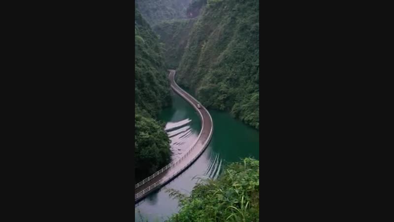 Дорога по воде в горах Китая